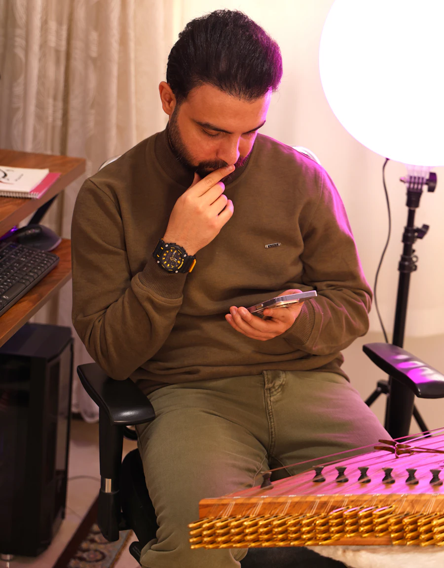 استاد سنتور در حال ثبت حضور و غیاب با گوشی در پنل استاد نوا